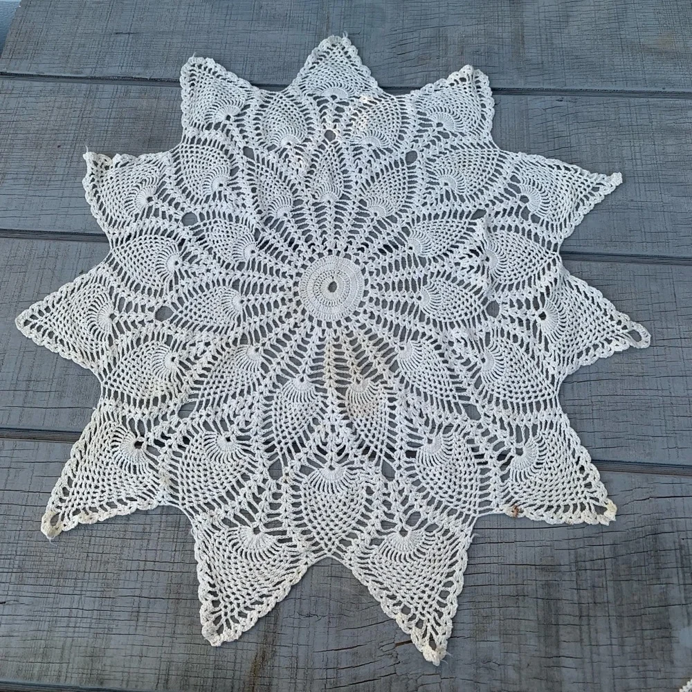 Vintage White Pineapple Crochet Lace Tablecloth Topper Starburst Large Doily 26”